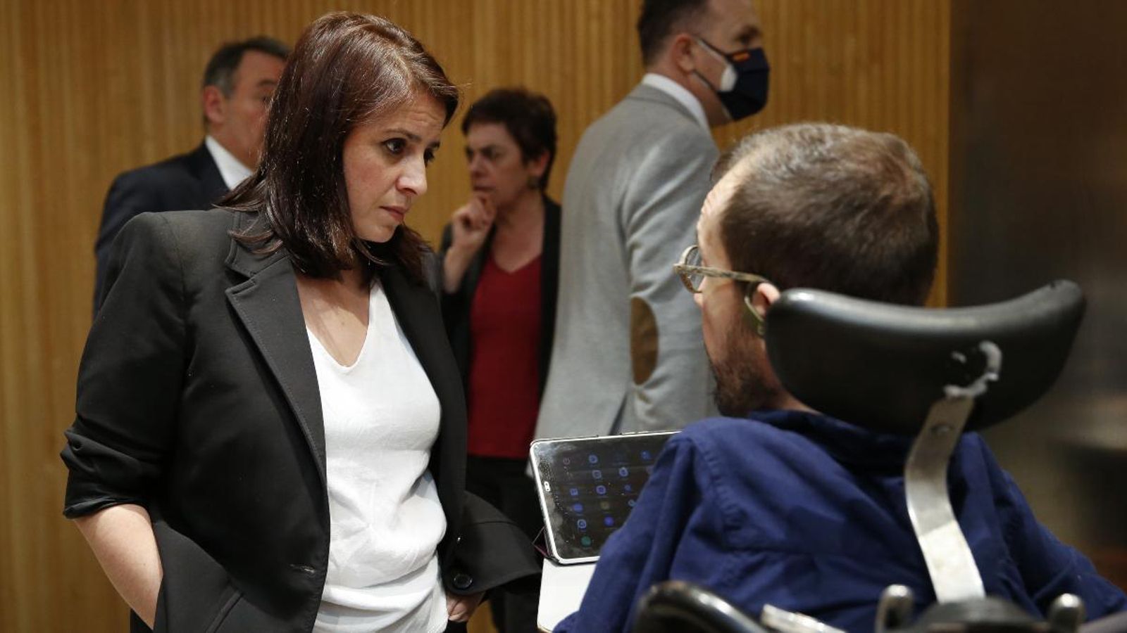 La portaveu socialista, Adriana Lastra, conversa amb el portaveu d'Unides Podem, Pablo Echenique, en una de les reunions de la comissió per a la reconstrucció del Congrés