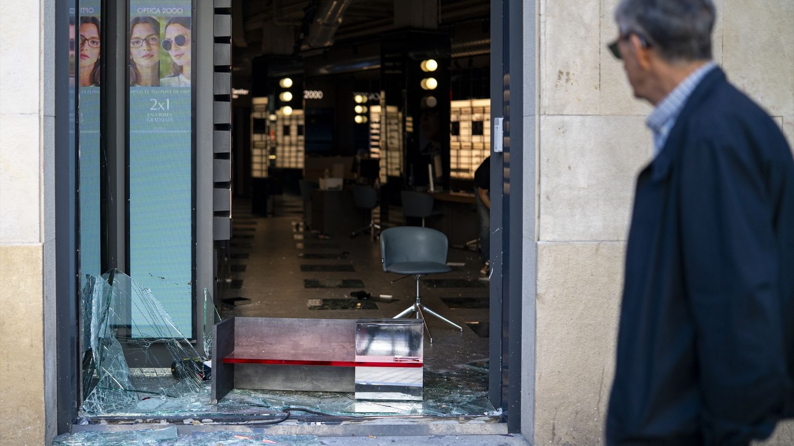 Aparadors destrossats pels disturbis a Barcelona