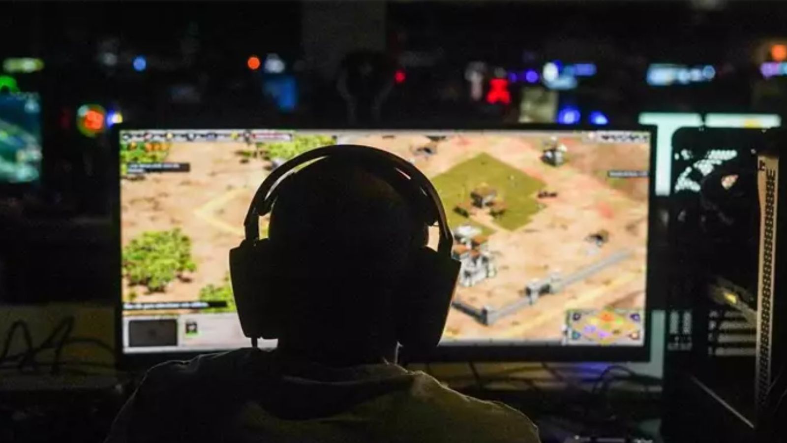 Un home juga a videojocs durant la inauguració del festival DreamHack València del passat any