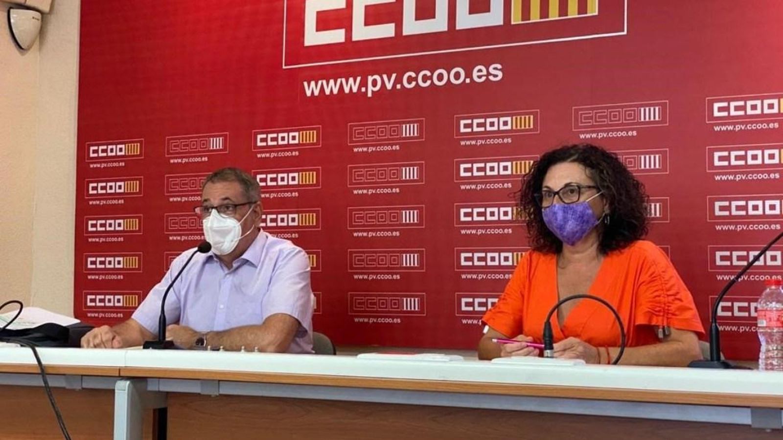 El secretari general de la Confederació Sindical de CCOO PV, Arturo León, i la secretària general de la Federació d'Ensenyament, Xelo Valls