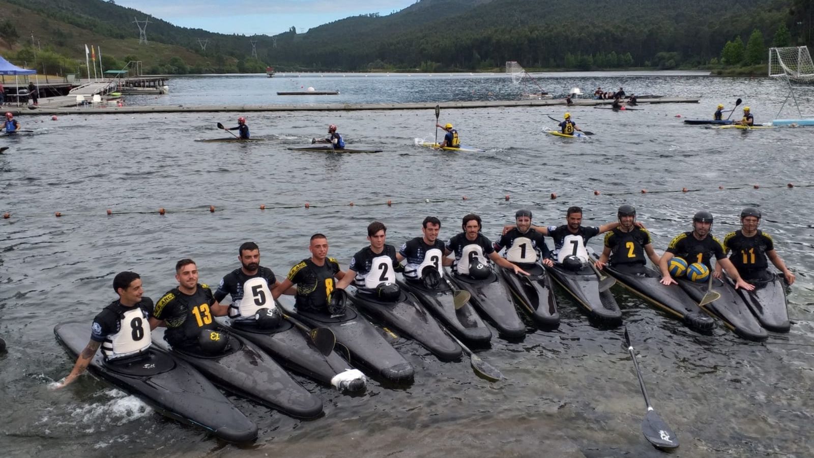 El Club de Regates Satine-Borriana després d'un dels partits.