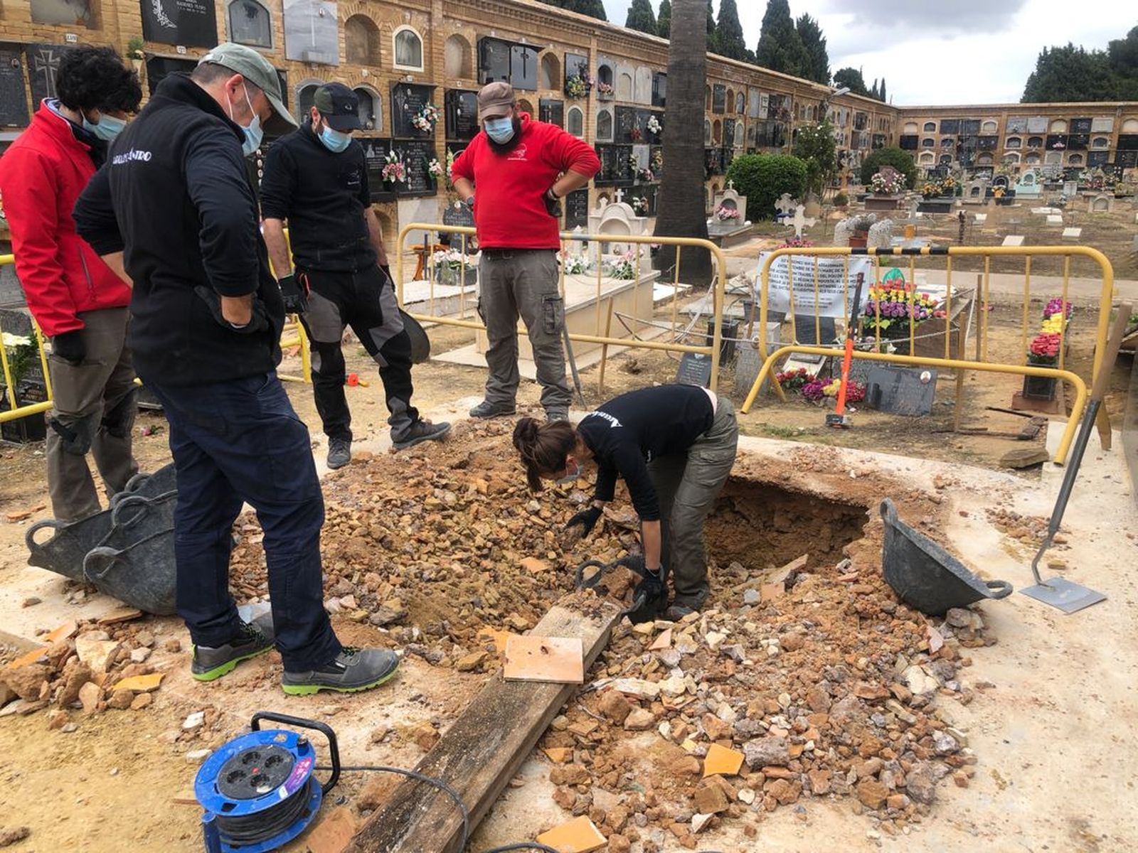 Treballs inicials a la Fossa 114 del cementeri de Paterna