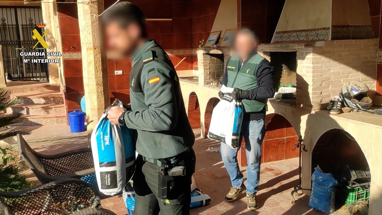 Agents de la Guàrdia Civil durant l'operació