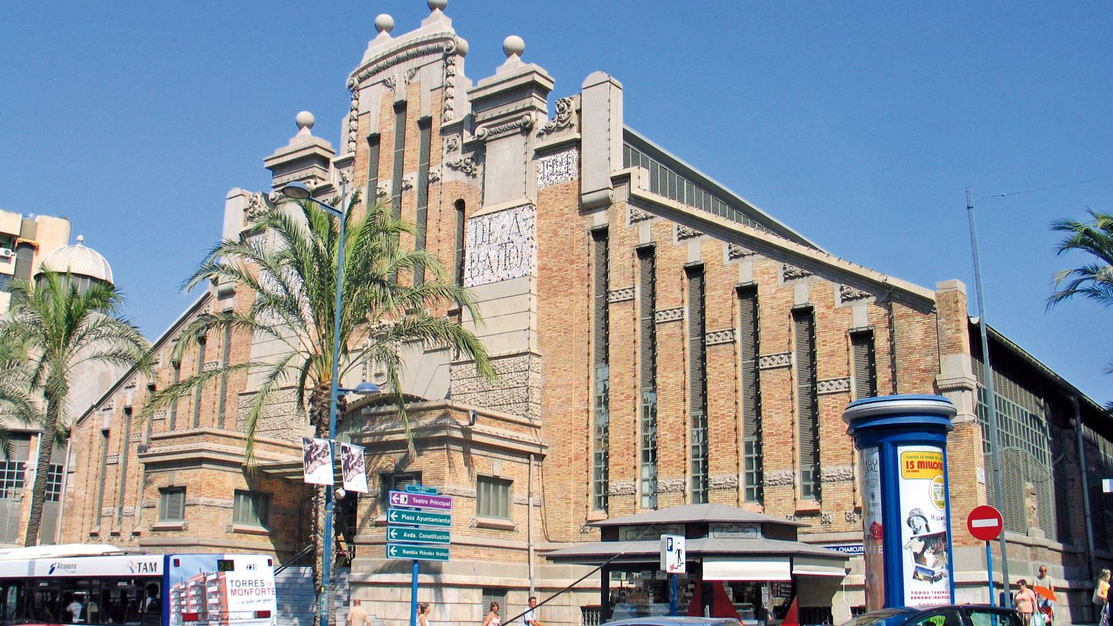 Imatge frontal del Mercat Central d'Alacant, d'estilc eclèctic amb ornamentació modernista valenciana.