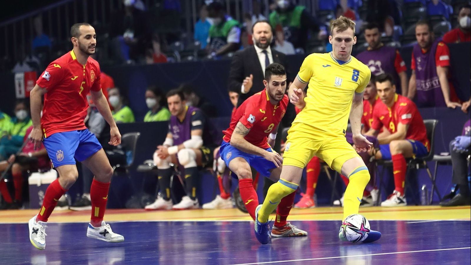 Adolfo tracta de recuperar una pilota