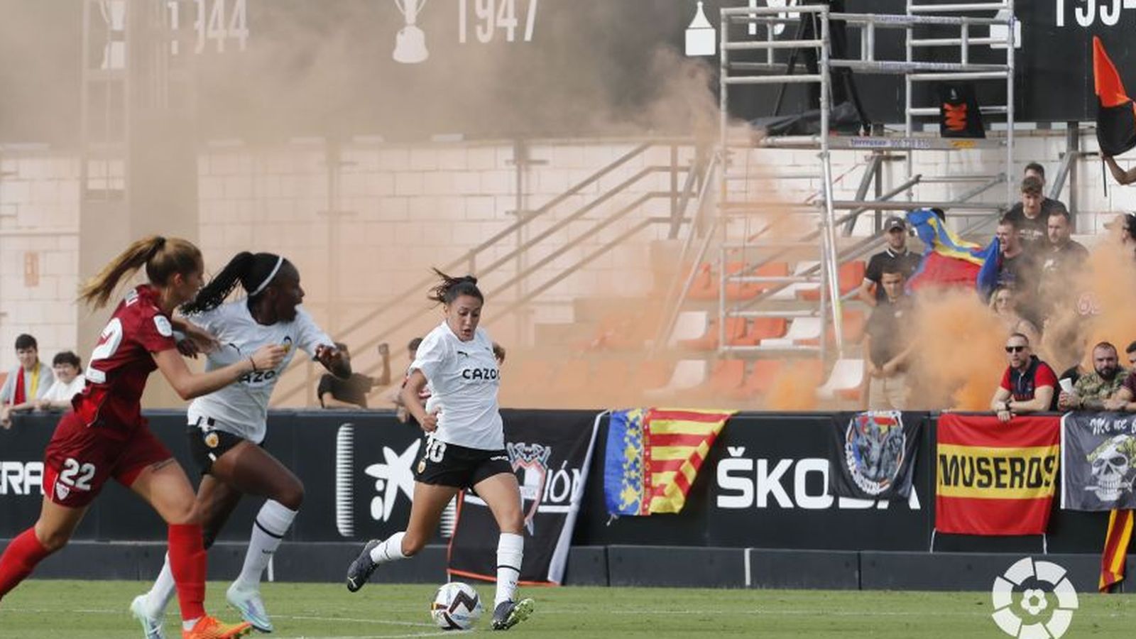 Fiamma colpeja una pilota a l'estadi Antoni Puchades