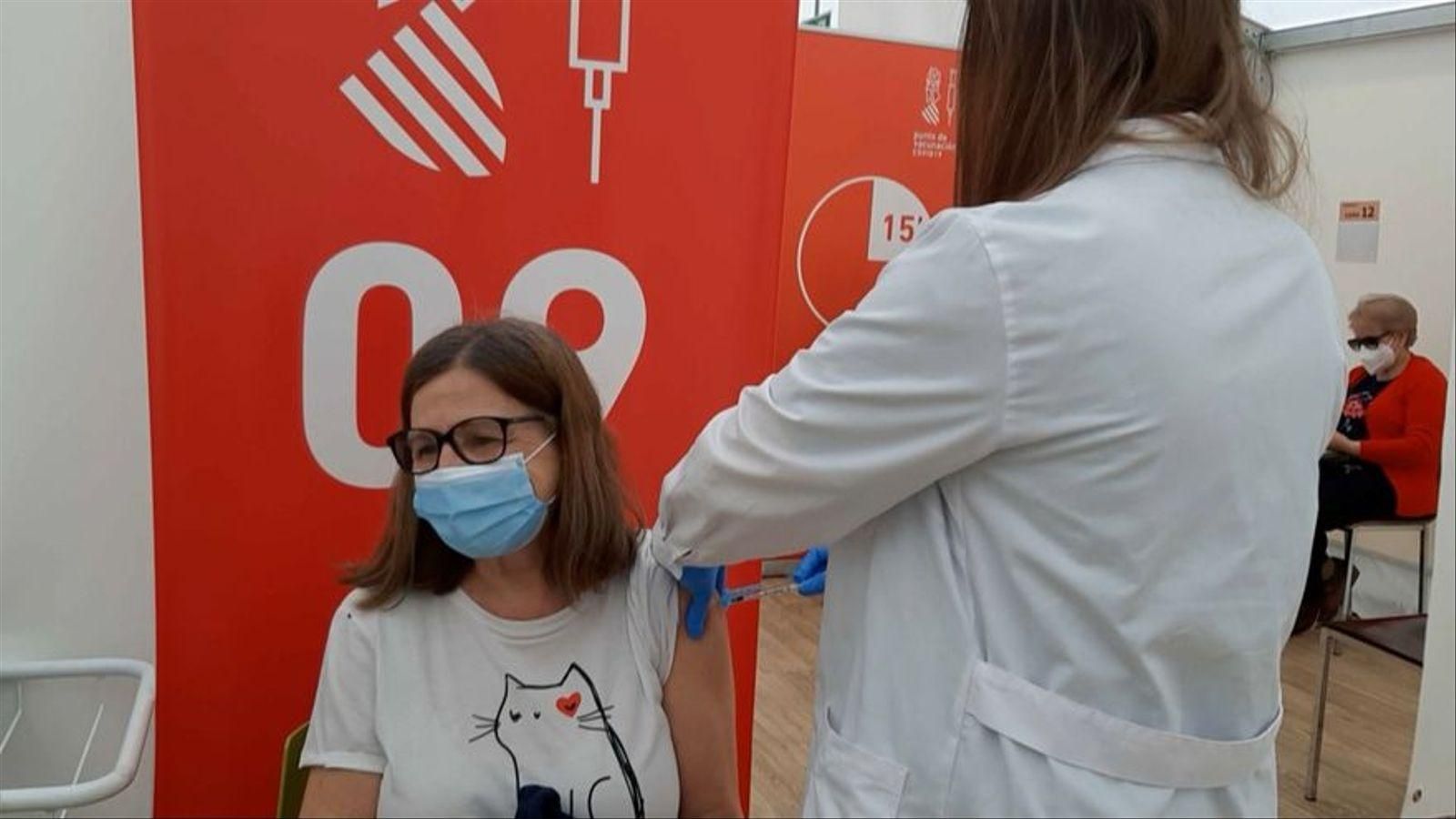 Una dona rep la vacuna contra la covid en una imatge d'arxiu