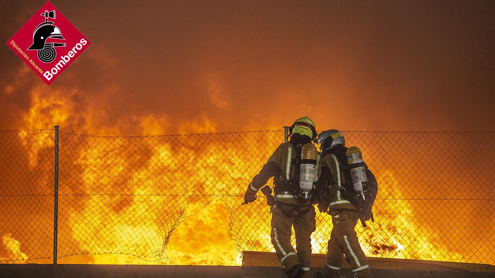 Dos bombers treballen per a extingir l'incendi declarat diumenge en un polígon de Sant Vicent del Raspeig