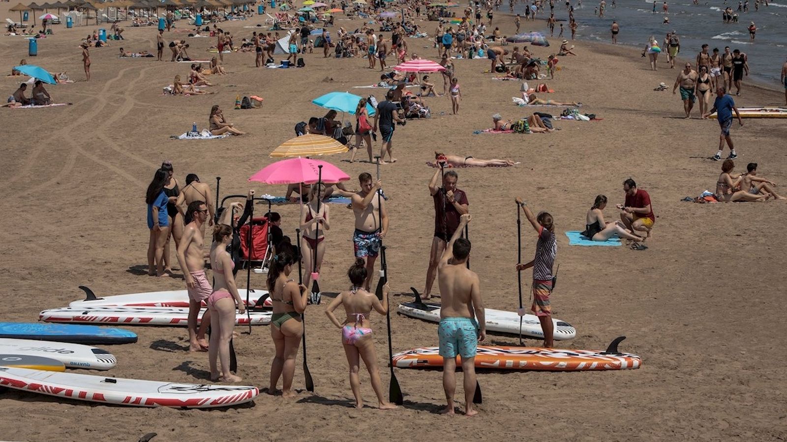 Milers de persones gaudeixen a la platja de València durant el primer dia de la “nova normalitat” després de la fi de l'estat d'alarma