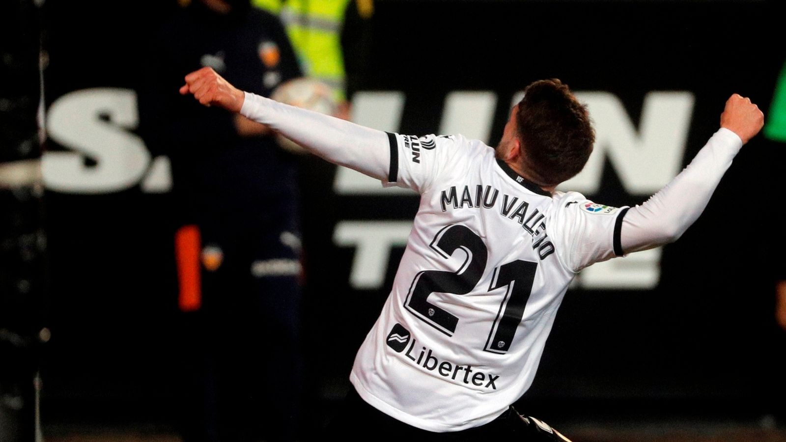 Manu Vallejo celebra amb ràbia el primer dels gols del València