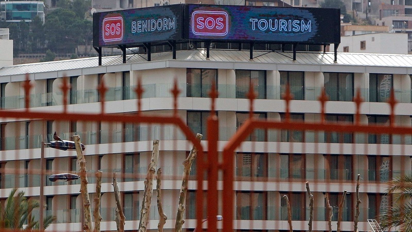 Un missatge de socors, en el cartell lluminós d'un hotel de Benidorm