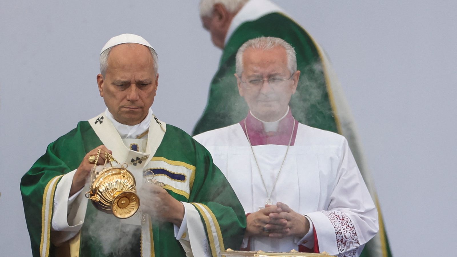 El papa Lleó XIV celebra la missa dominical a la praderia del santuari de Nostra Senyora de Lourdes.