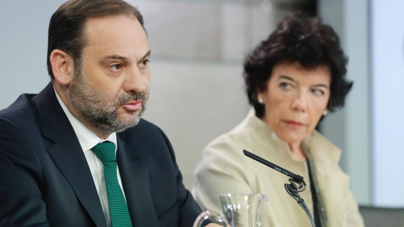 El ministre de Foment, José Luis Ábalos, i la portaveu del govern espanyol, Isabel Celaá