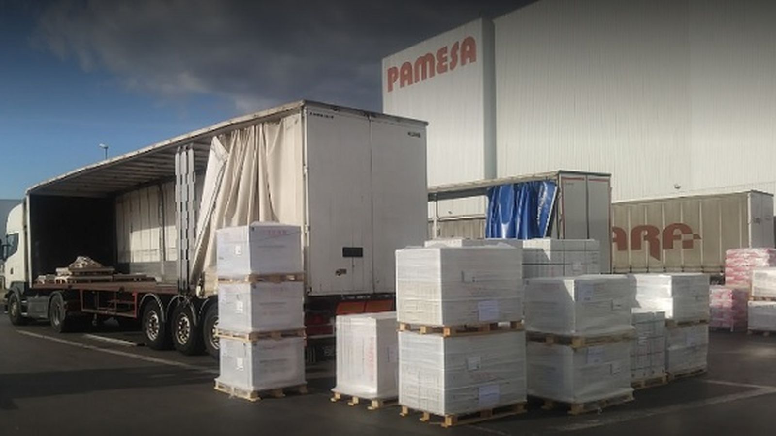 Càrrega de camions a la taulellera Pamesa, a Almassora