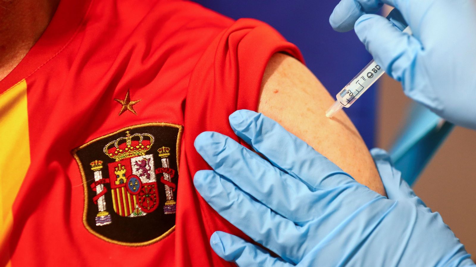 Un pacient en el moment de rebre la vacuna contra la Covid