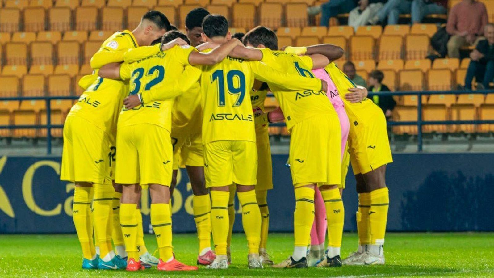 Els jugadors groguets celebren un gol