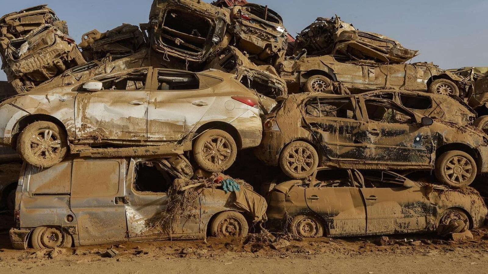 Imatge d'arxiu d'una zona de vehicles destrosssats per la dana 15.01.2025 | "Diari de reconstrucció de la dana": els vehicles, campes i desballestadors