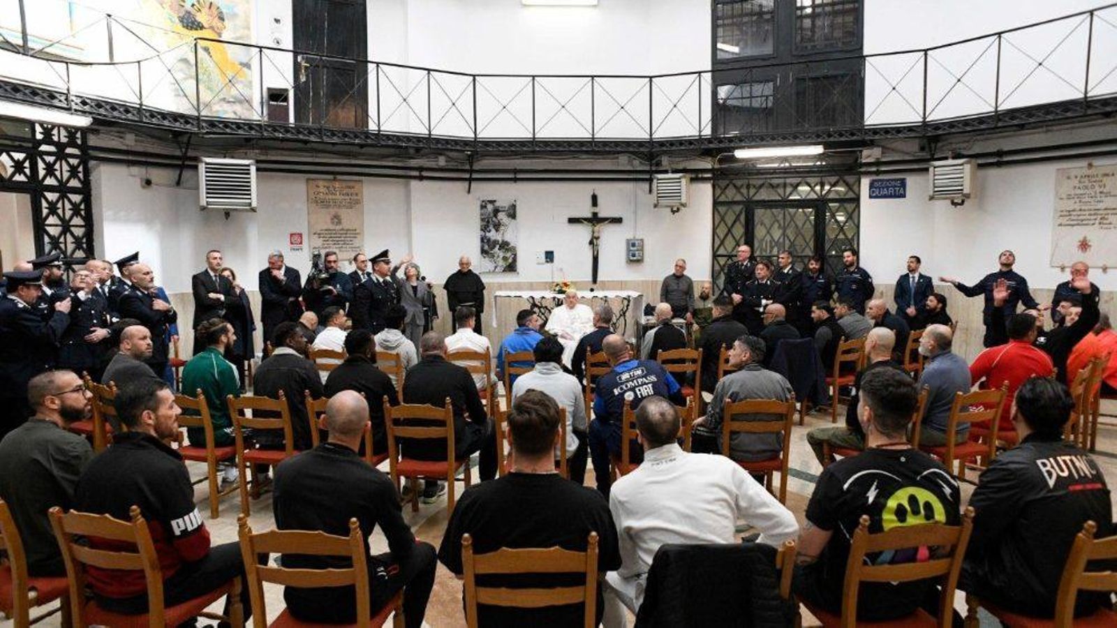 El papa Francesc durant la seua visita a la presó Regina Coelli de Roma