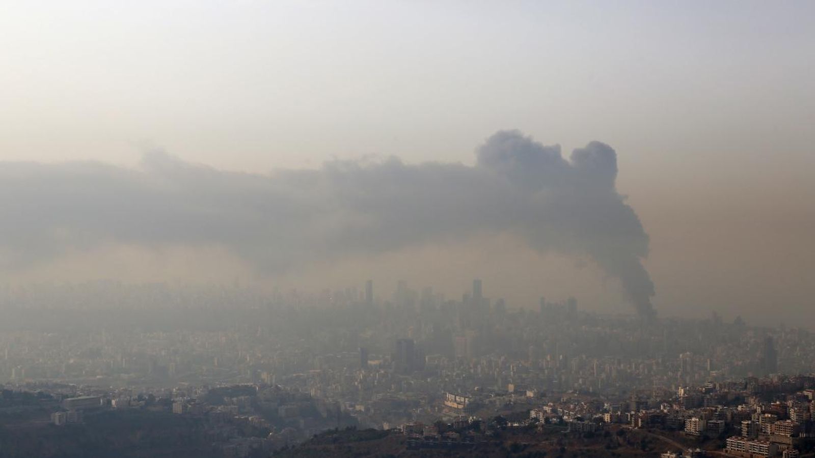 Una gran fumeguera negra que s'eleva sobre el port és visible des de tota la ciutat