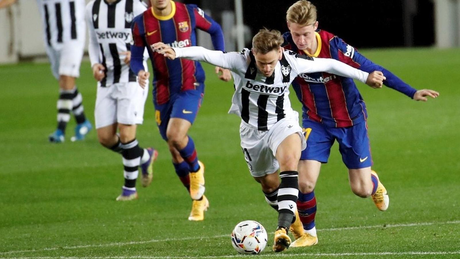 Dani Gómez lluita per una pilota amb De Jong