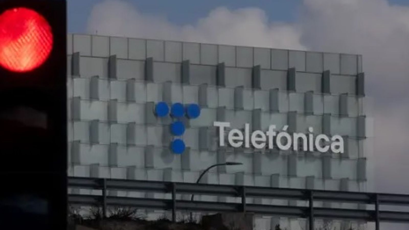 Façana de la seu de Telefónica, a Madrid (Espanya)