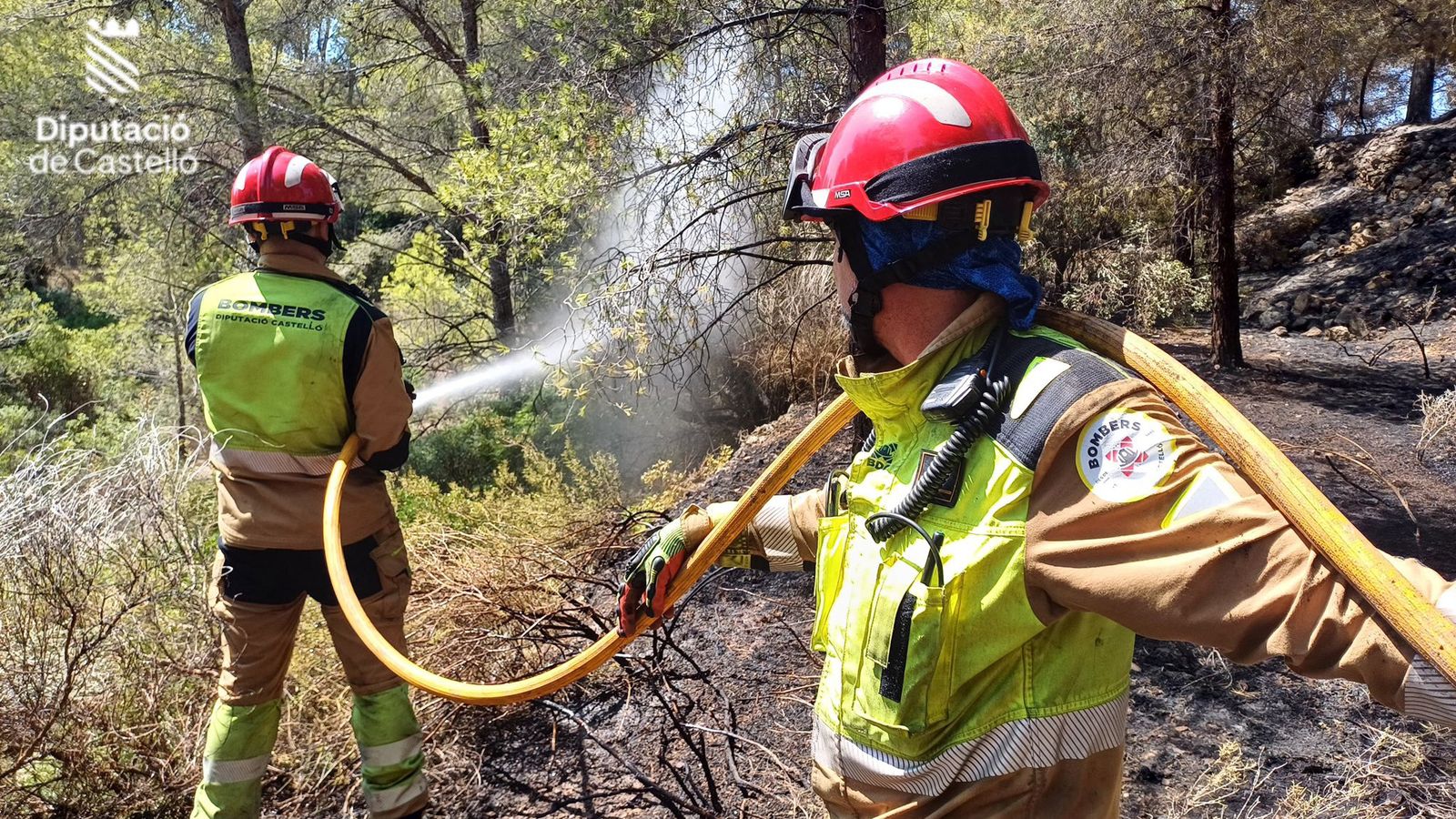 Els bombers durant els treballs d'extinció