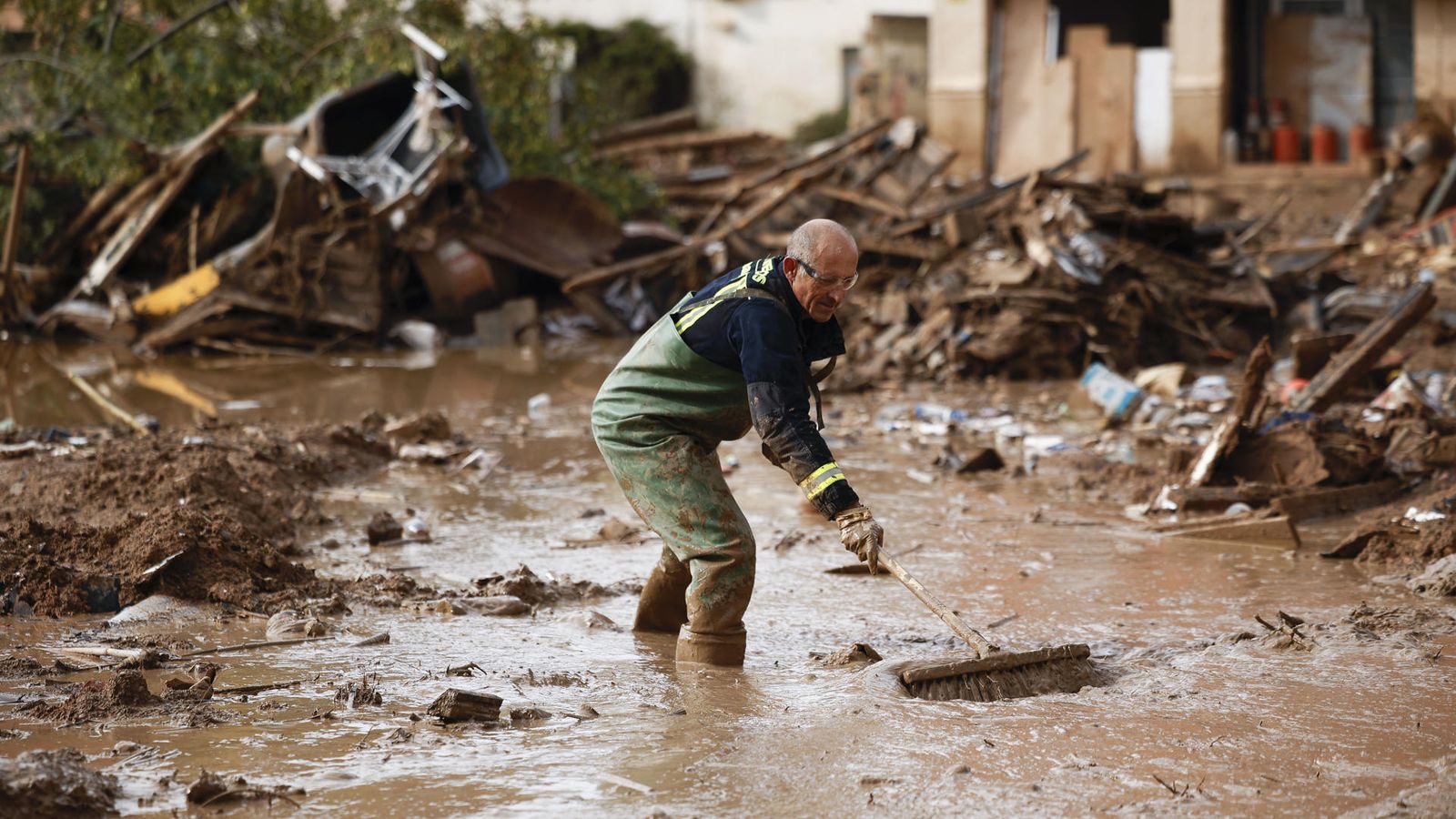 Un bomber neteja els carrers de Paiporta este dijous 14 de novembre