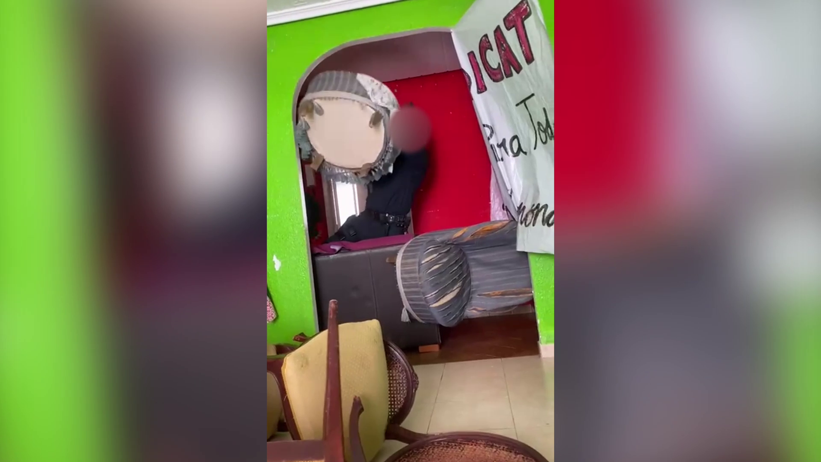 Un dels agents de policia que ha entrat al pis d'Orriols i ha llançat els mobles per l'aire