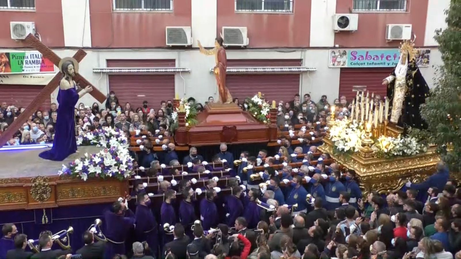 Els poblats marítims de València i Crevillent han acollit alguns dels actes més emotius d'aquest Divendres Sant