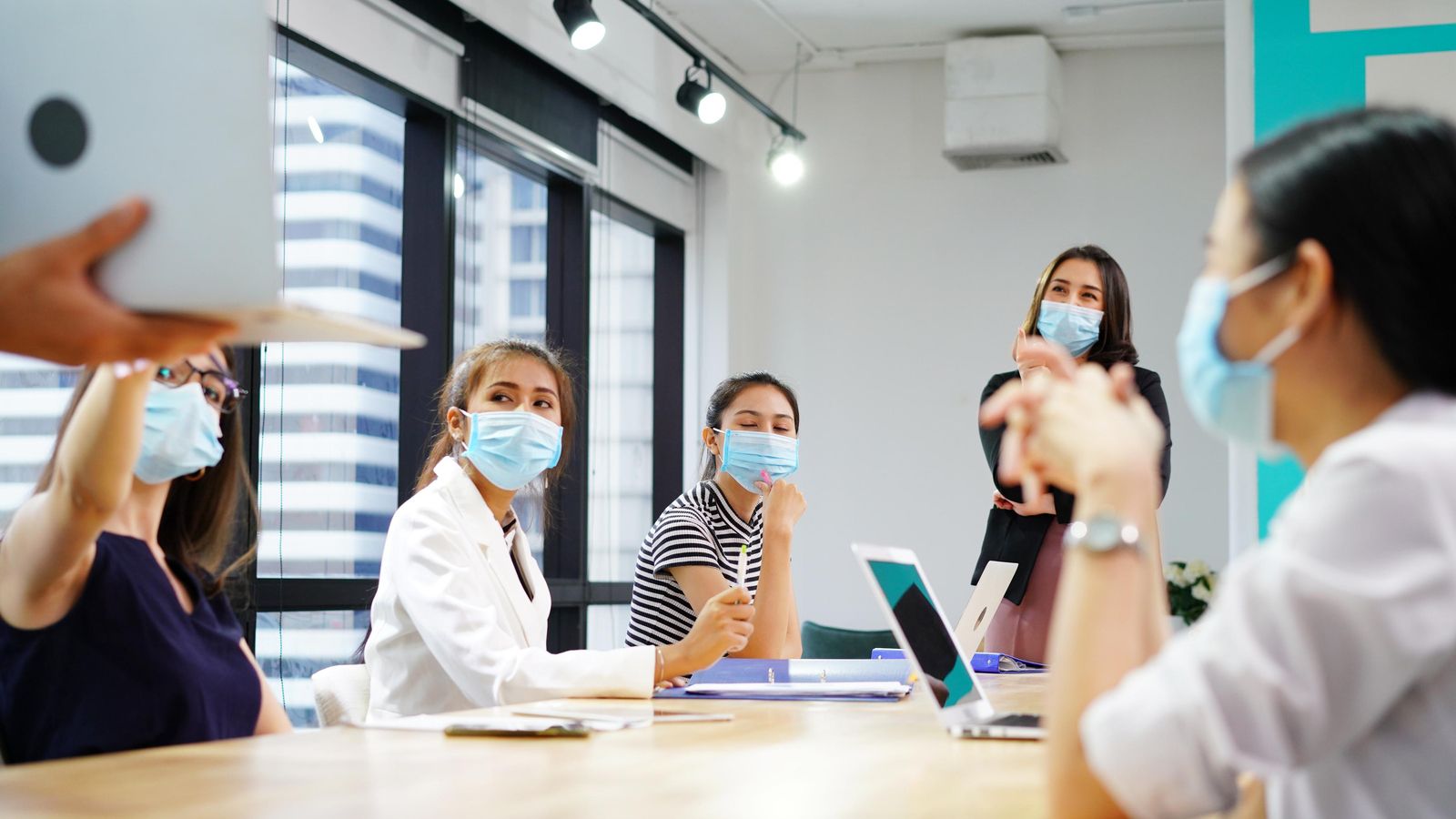 Treballadores d'una empresa amb mascaretes