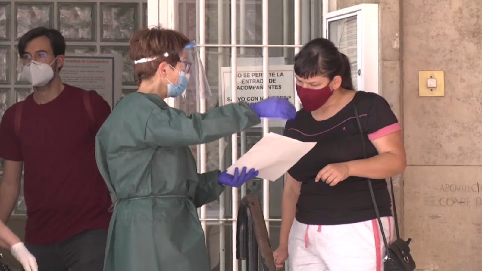 Personal sanitari a les portes d'un centre hospitalari