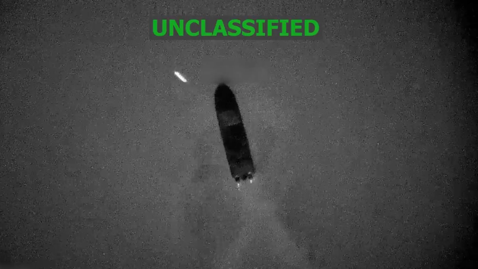 Captura del vídeo facilitat per l'Exèrcit dels EUA que documenta l'atac contra l'embarcació acusada de narcotràfic