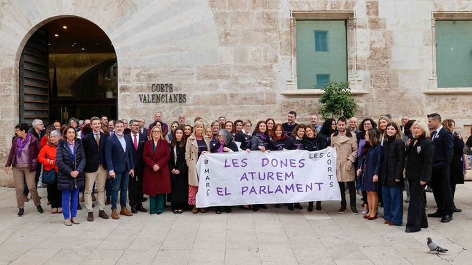 Imatge de la concentració de la plantila i els diputats de les Corts, sense la presidenta Llanos Massó