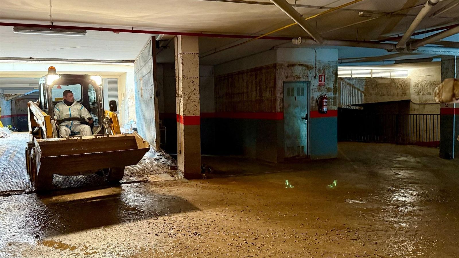 Una màquina entra a netejar a un garatge de Picanya