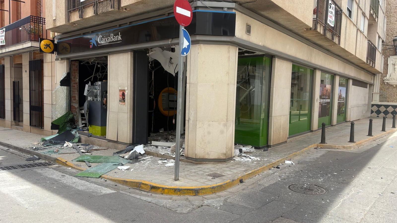 L’explosió ha causat danys a la mateixa sucursal i també ha afectat un vehicle que hi havia a la zona.