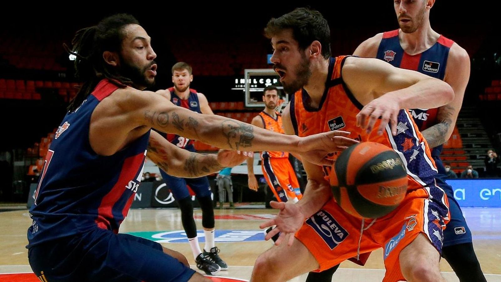 Nikola Kalinic durant una jugada del partit contra Zalgiris Kaunas a la Fonteta Nikola Kalinic durant una jugada del partit contra Zalgiris Kaunas a la Fonteta