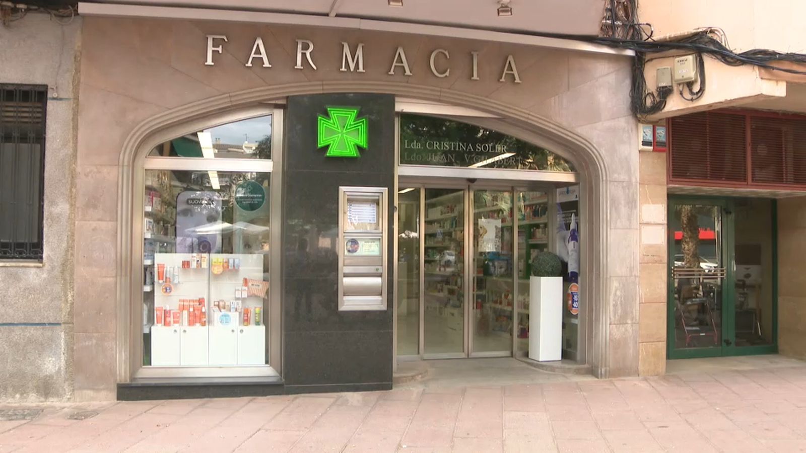 La primera farmàcia que lluïx el distintiu que la reconeix com a "espai segur de violència masclista", a Castelló de la Plana