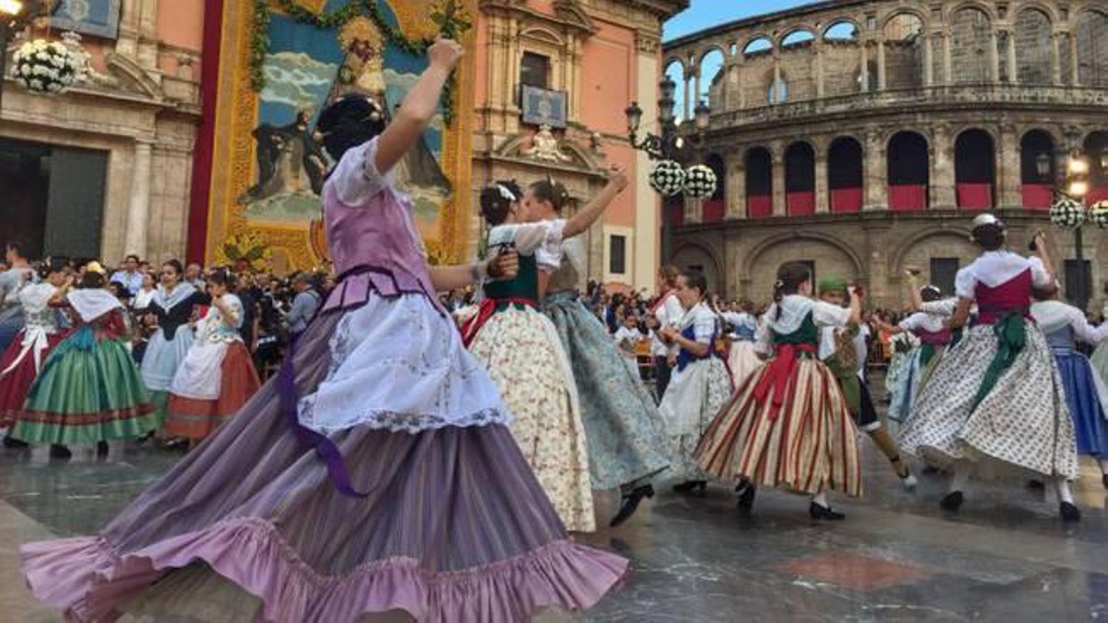 Danses valencianes a la plaça de la Mare de Déu de València