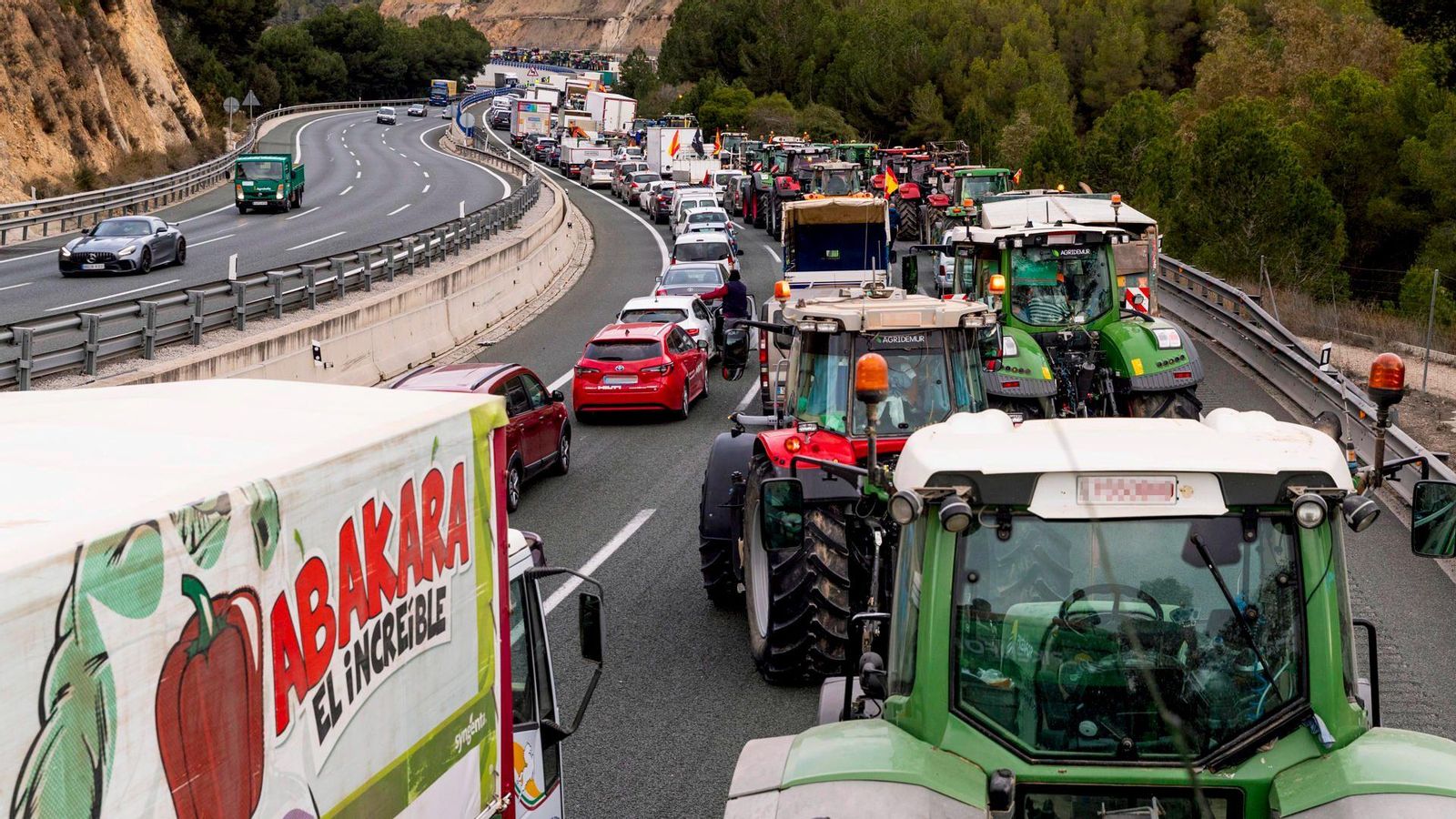 La carretera A-30, en direcció a Múrcia, totalment bloquejada per la tractorada d'aquest dimarts