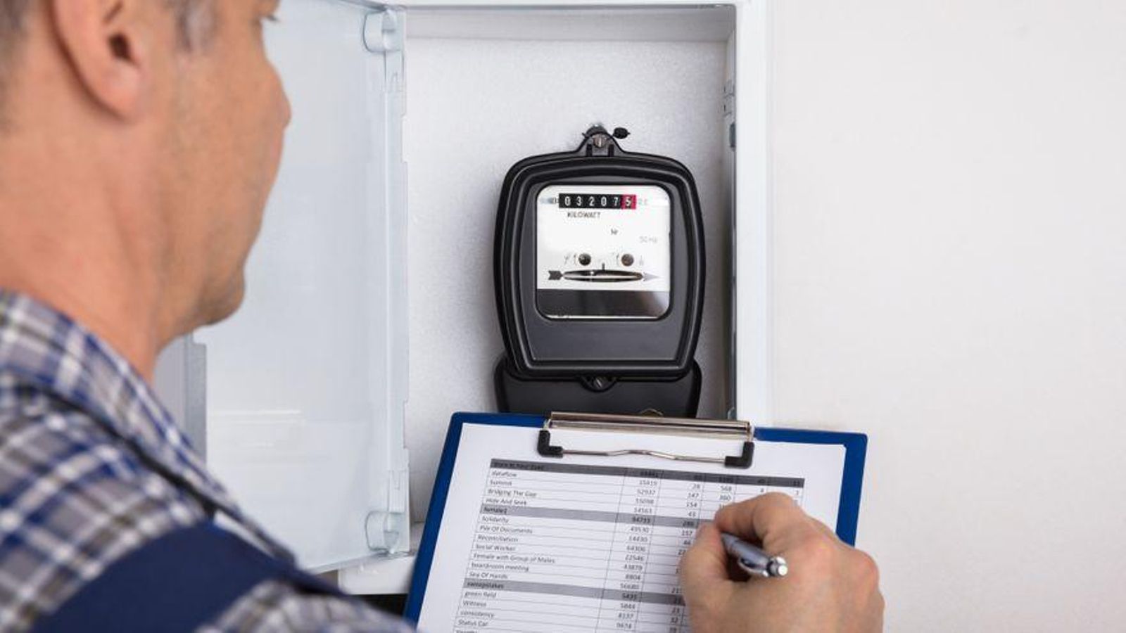 Un tècnic revisa un comptador de la llum