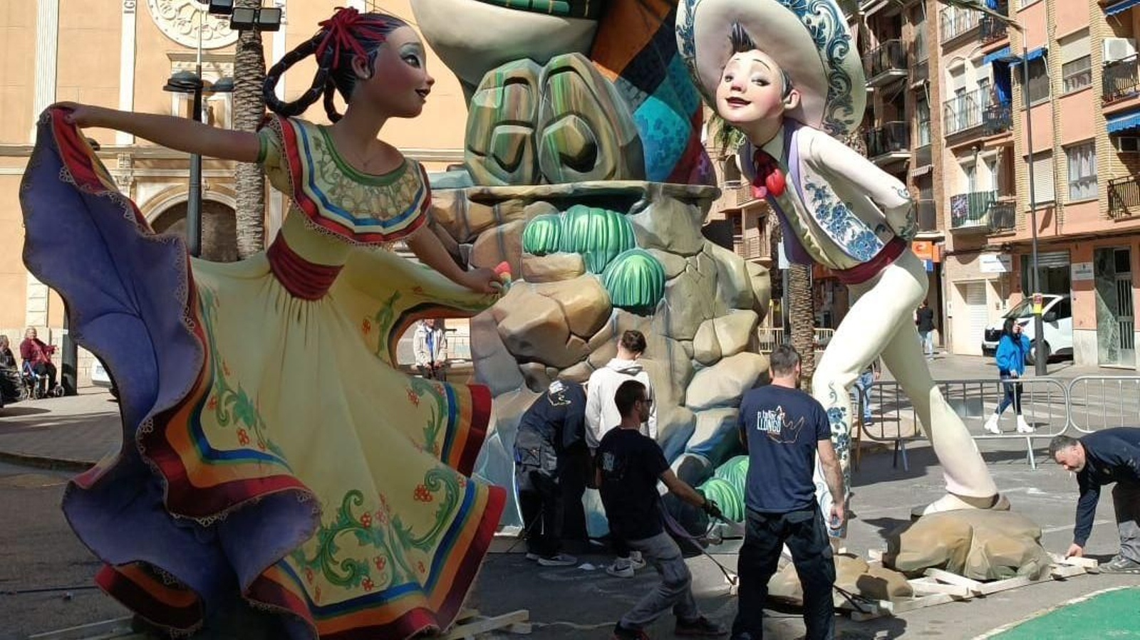 La falla Ramón y Cajal de Torrent ja tenia aquest divendres al matí els ninots més grans muntats