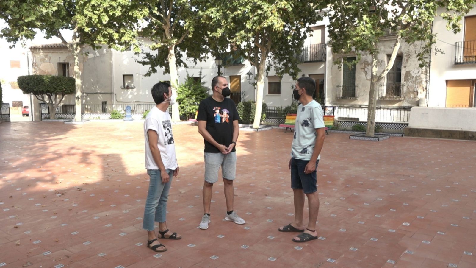 Un grup d'homes conversa