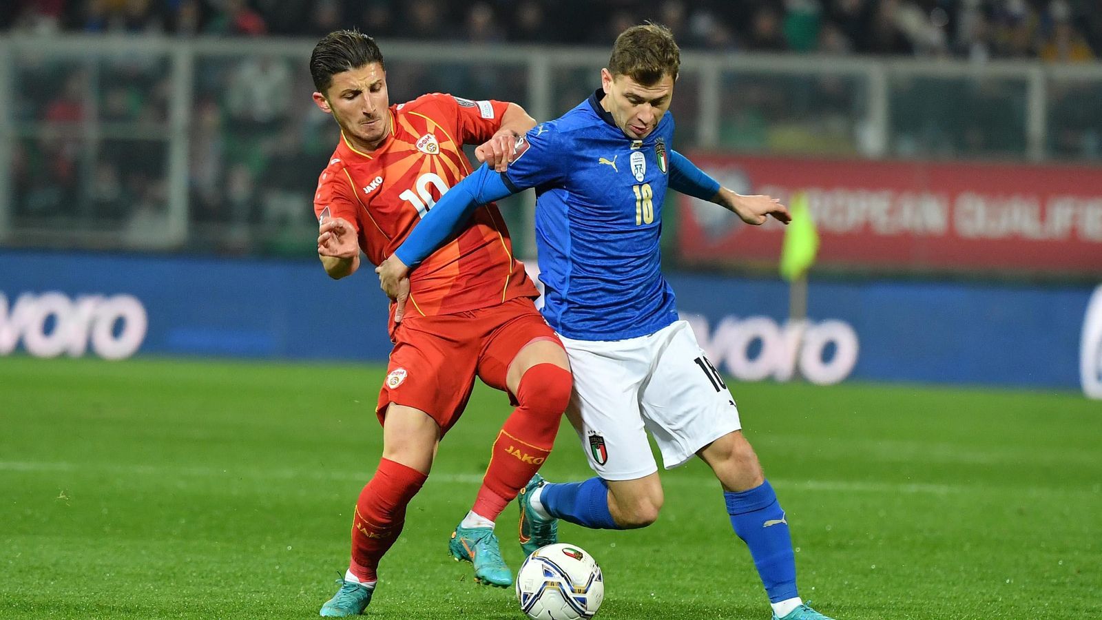 El jugador del Llevant, Enis Bardhi, disputa una pilota amb un italià