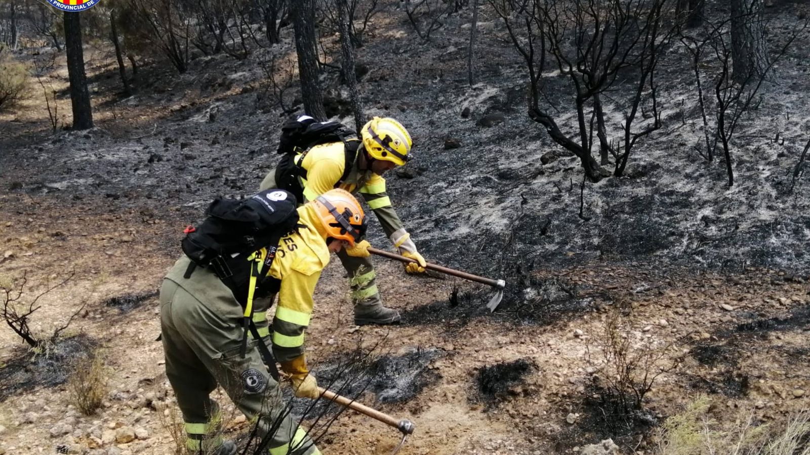 Bombers treballen en l'incendi de Venta del Moro