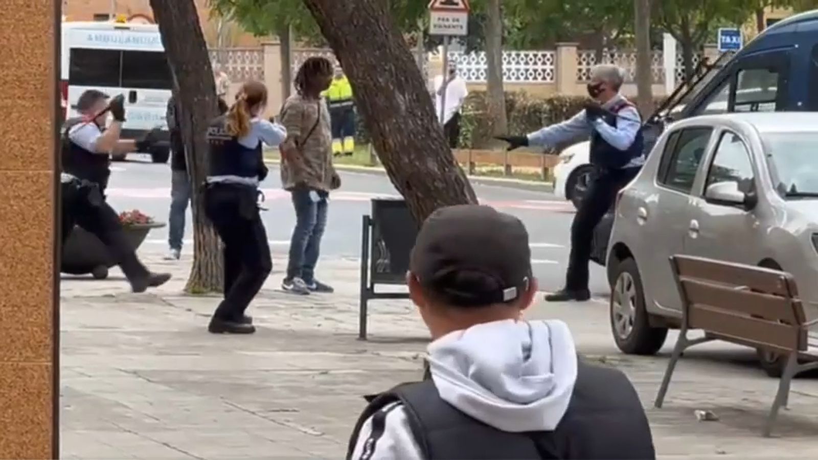 Moment en el qual els agents dels Mossos d'Esquadra tracten de reduir l'atracador