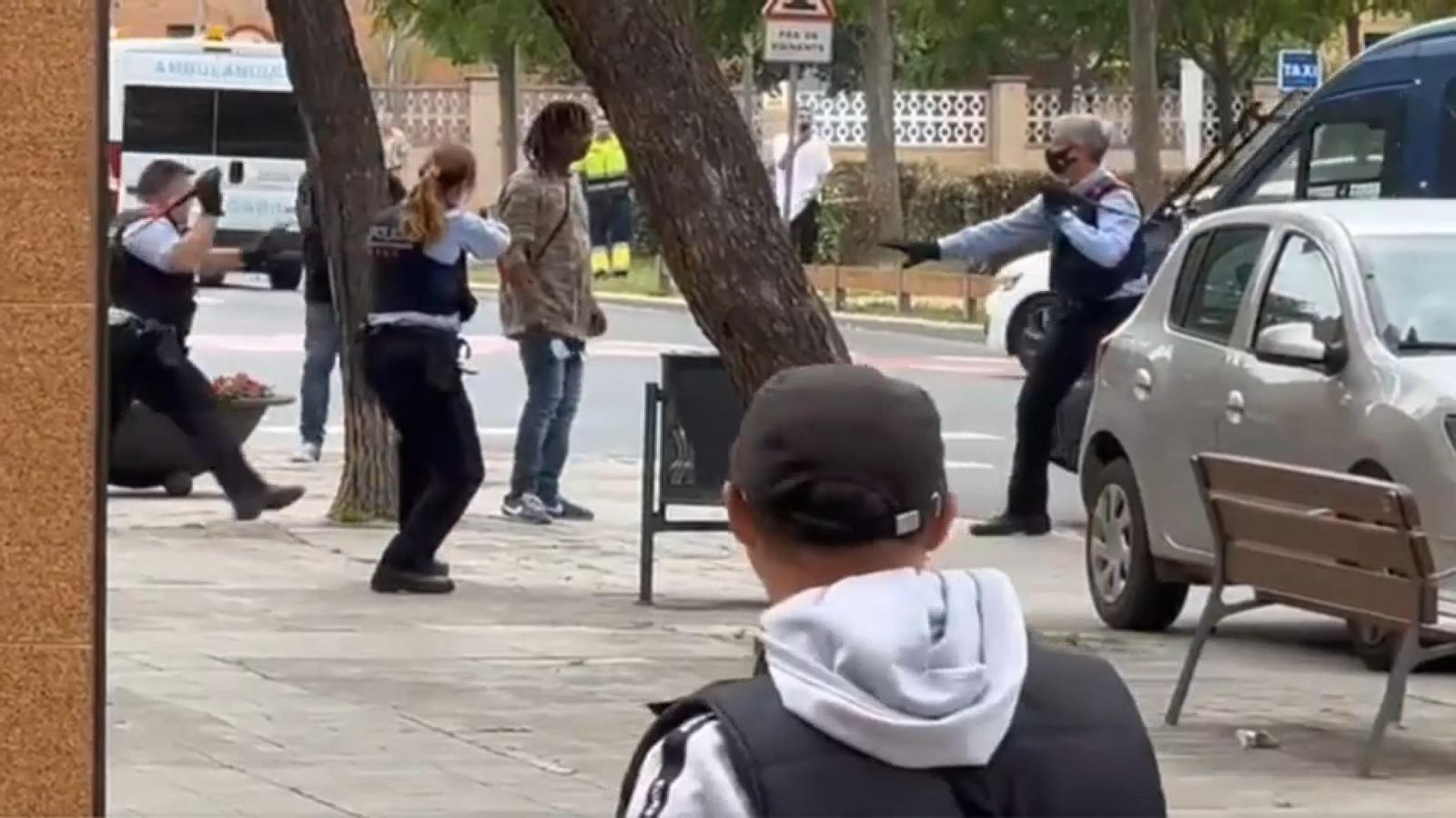Moment en el qual els agents dels Mossos d'Esquadra tracten de reduir l'atracador Moment en el qual els agents dels Mossos d'Esquadra tracten de reduir l'atracador