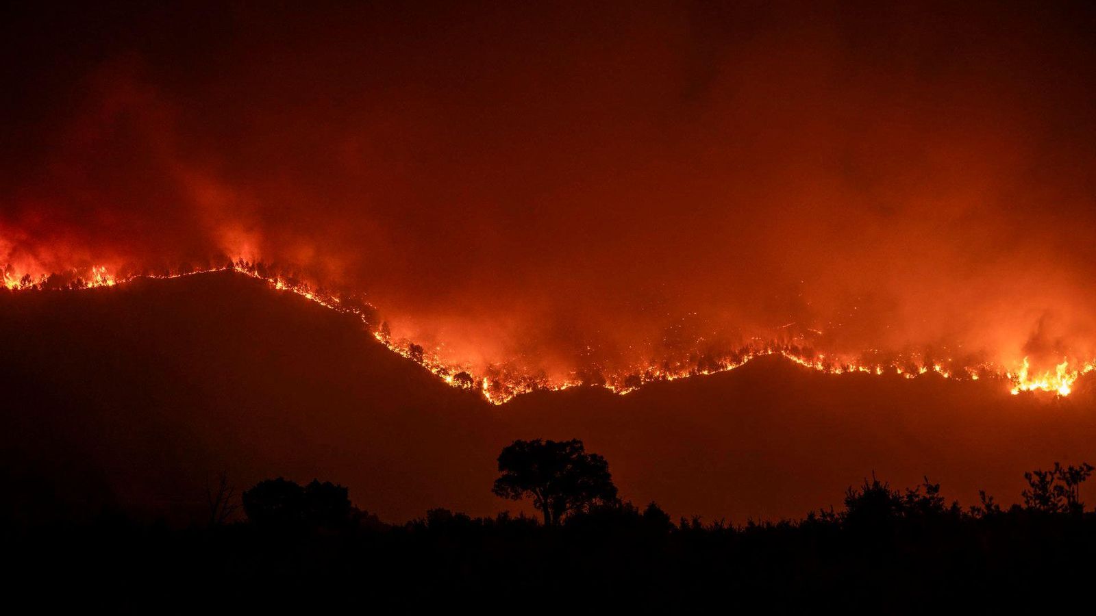 Les flames dibuixen el perfil d'una de les muntanyes devorades pel foc a Oímbra, a la província d'Ourense