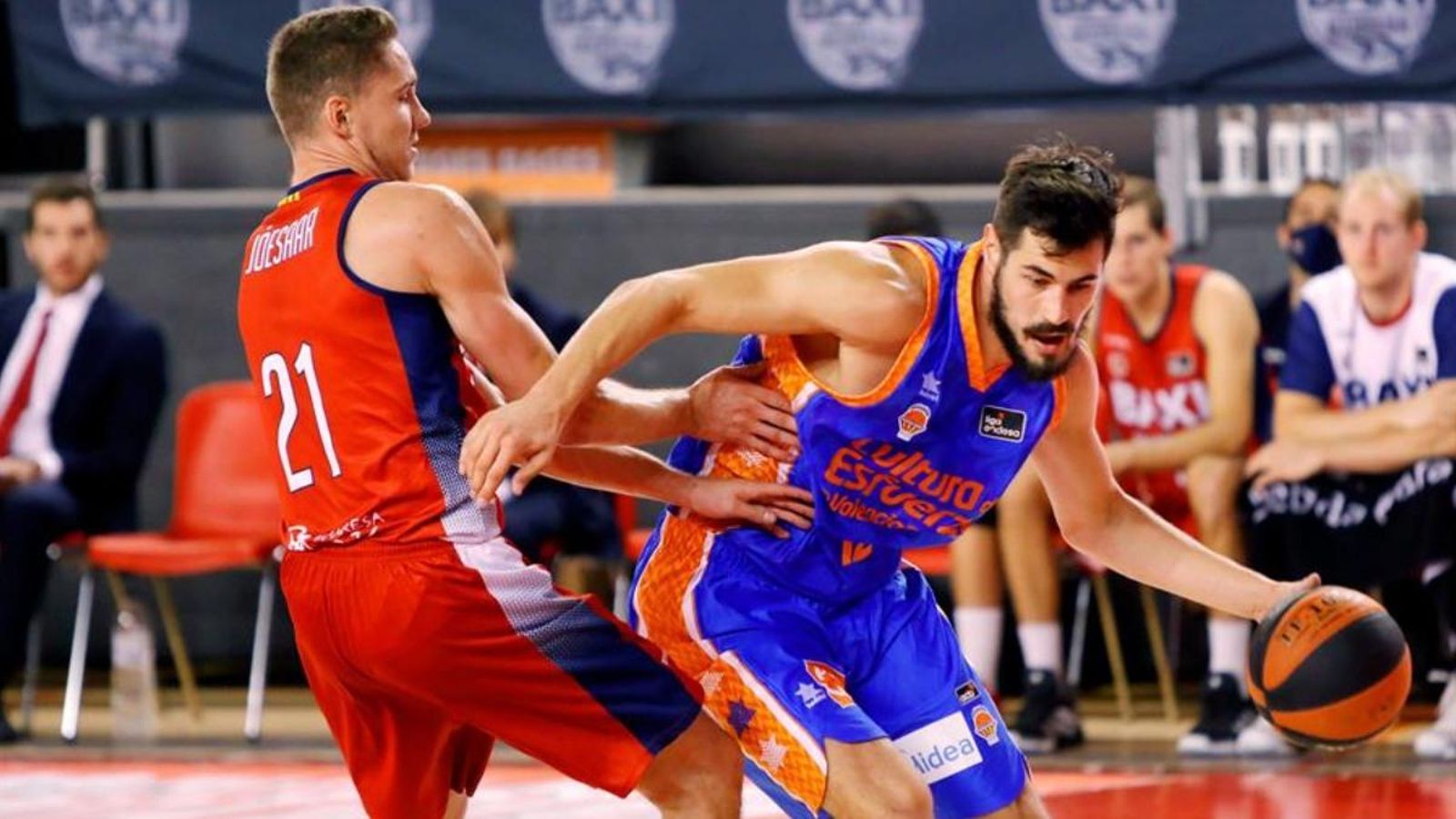 El jugador del València Basket, Nikola Kalinić, en una acció ofensiva