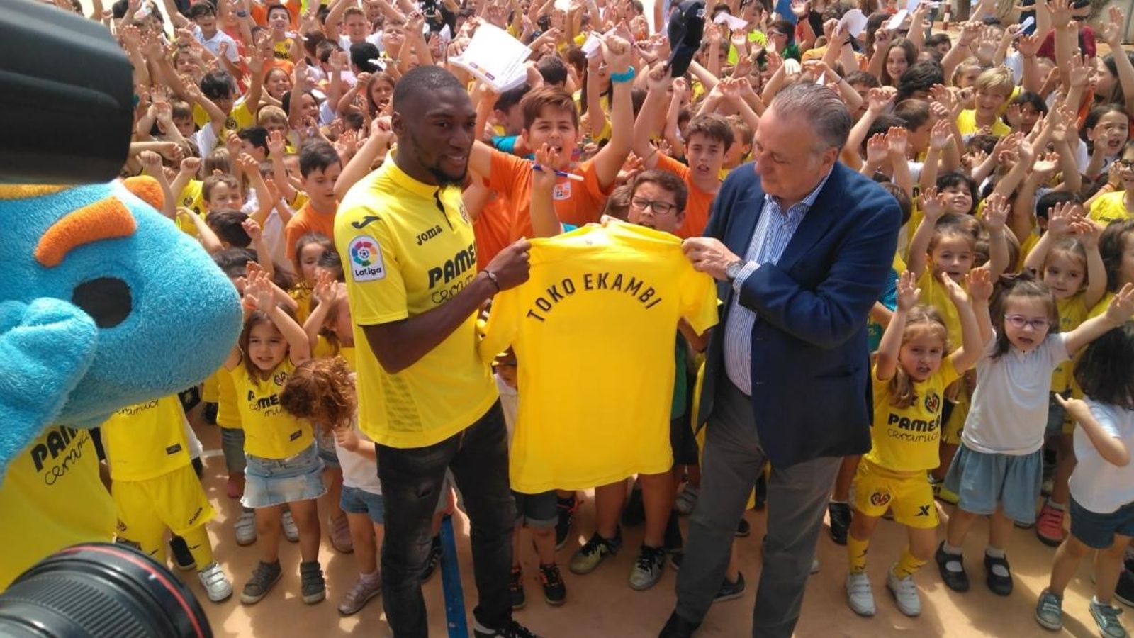 Moment de la presentació d'Ekambi en el col·legi José Soriano de Vila-real. Moment de la presentació d'Ekambi en el col·legi José Soriano de Vila-real.