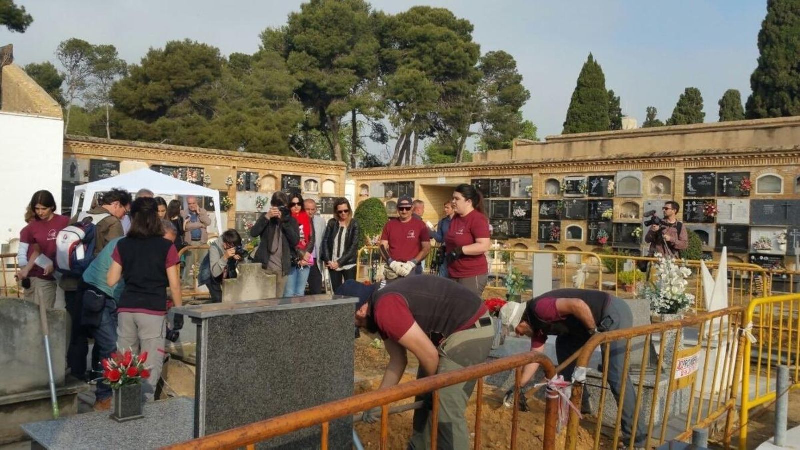 Treballs al cementeri de Paterna, en una imatge d'arxiu